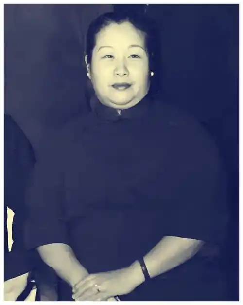 36年,杜月笙和姚玉兰的合影,那年她32岁面容和善,一脸的旺夫相