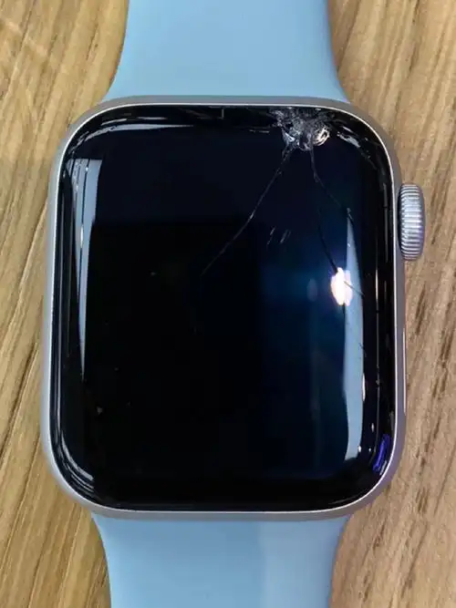 苹果手表屏幕摔坏yorkdale店换新