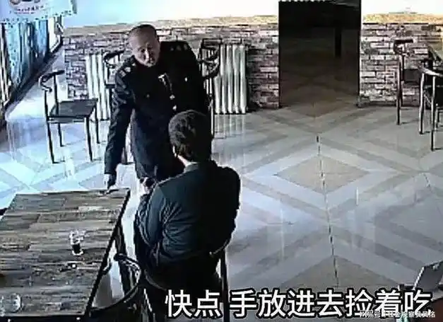 没看见我穿制服收费站工作人员耍官威逼司机吃垃圾桶食物