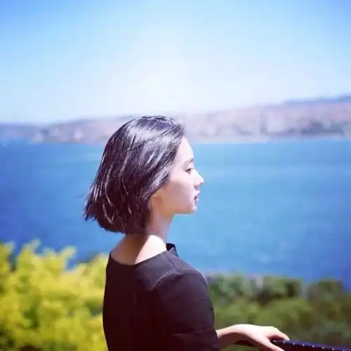 女头短发侧脸小清新