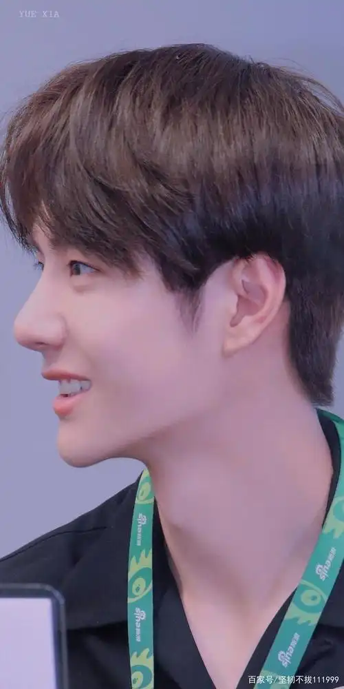 王一博的怼脸拍,侧颜轮廓线太鲨