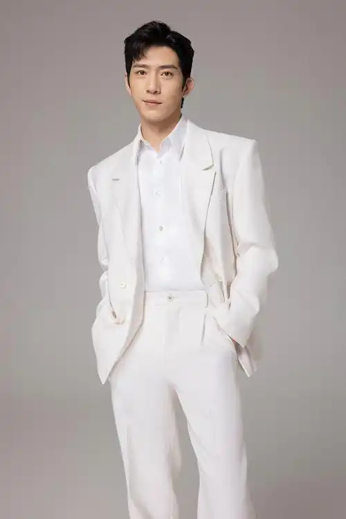 井柏然白色西装精致优雅.井柏然清爽帅气.井柏然化身白马王子.