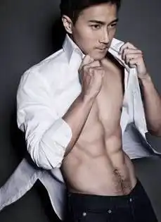 45岁刘恺威毫不显老,如今仍像"奶油小生"看齐,肌肉身材很炸裂