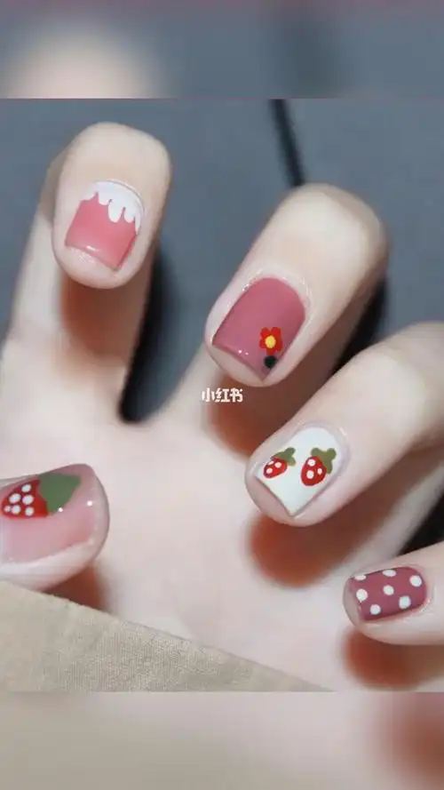 手绘草莓美甲教程