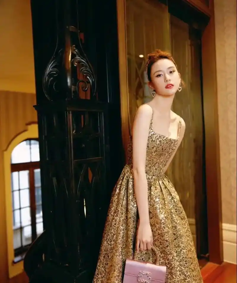 何超莲的造型一直很有品质感 她本人身材属于娇 - 抖音