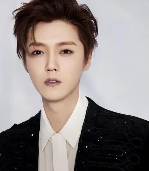 34岁鹿晗带货引热议,脸肿成"老嫂子",网友:撞脸65岁刘雪华