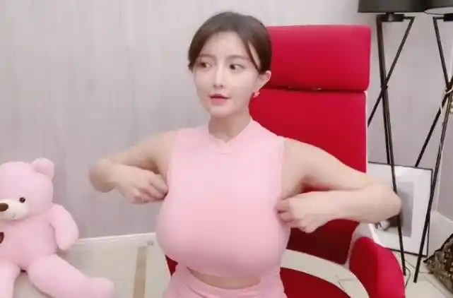 古阿扎直播时爆料,自己去解说lol时,故意穿了很晃的衣服