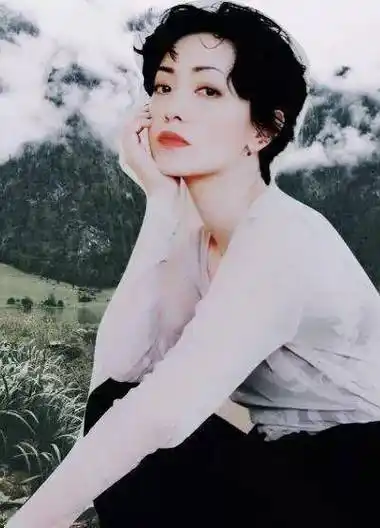 迪丽热巴挑战短发网友有可爱更美