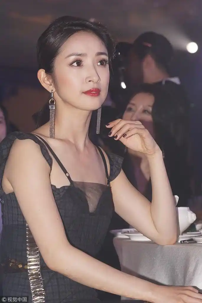 林依晨出席某活动.