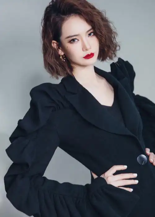 戚薇超话#戚薇时尚图鉴#百因必有果,帅气哥哥留给我.14.30等你哦