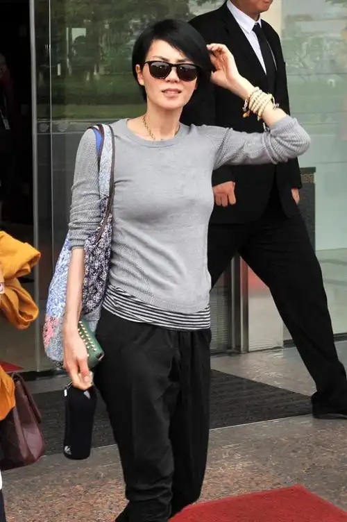 王菲真没有明星架子t恤配工装裤看出身材有多瘦穿衣挺随性