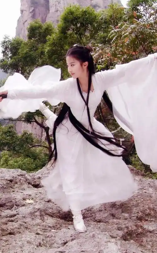 《神雕侠侣》小龙女婉若惊鸿,最美刘亦菲一身白衣美若天仙下凡间
