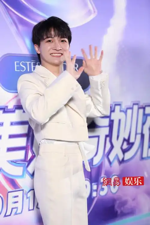 周深打招呼把戒指甩飞了##周深被要求比心说我没有心