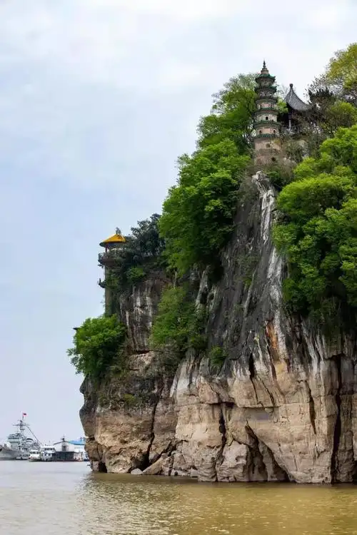 江西湖口:江湖奇峰石钟山 漫山新绿焕生机