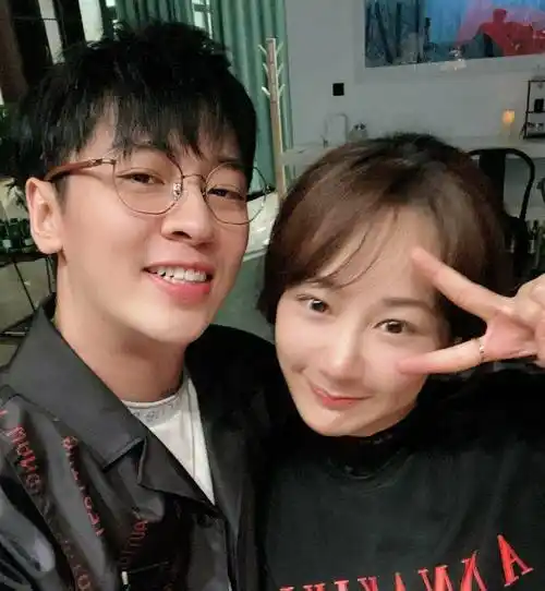 杨紫张一山参加同学聚会,女方眼眶发红似刚哭过,男方为避嫌合照都是分