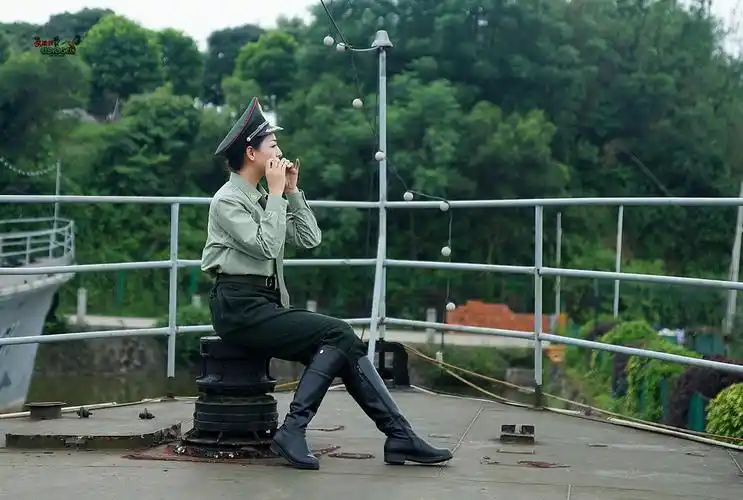 文艺女兵笑一笑