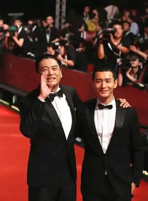 66岁周润发罕见亮相穿西装英气不减和粉丝合影无助理保镖