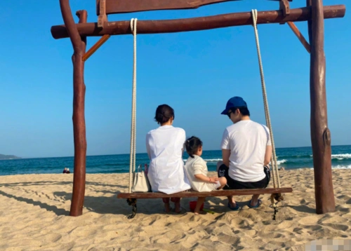 董子健凌晨卡点为老婆庆生晒一家三口温馨合照甜喊孙怡小女孩