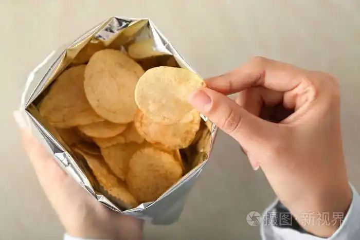 女人吃美味的薯片特写