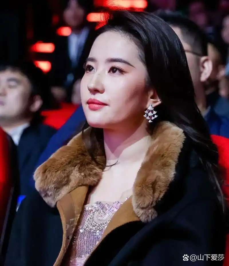 刘亦菲好特别,鹅蛋脸杏核眼驼峰鼻,长相古典又现代,身材丰腴刚刚好,以