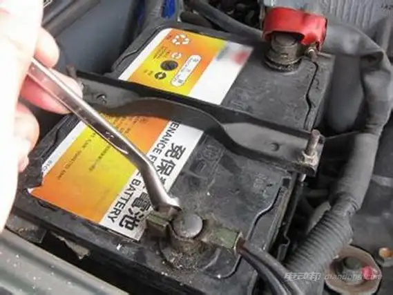 一旦触碰到就相当于将蓄电池正负极直接连接