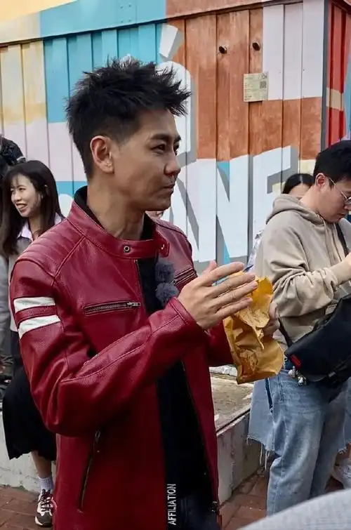 50岁林志颖现身某饼店参加活动身穿红夹克扮嫩年龄感遮盖不住