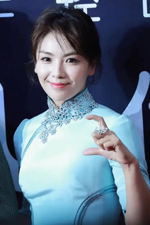 原创刘涛气质全开穿一袭蓝色旗袍端庄优雅身材凹凸感十足