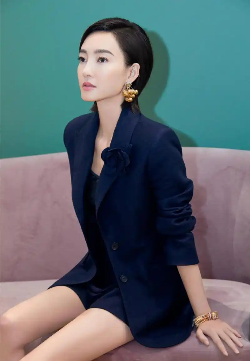 王丽坤成新晋"腿精"!西服配短裙秀美腿,一头短发真御姐