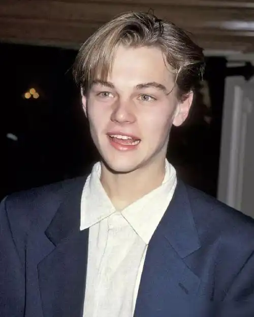 小李子彻底成中年大叔头发凌乱肚腩明显海边玩耍女友姿势亮了