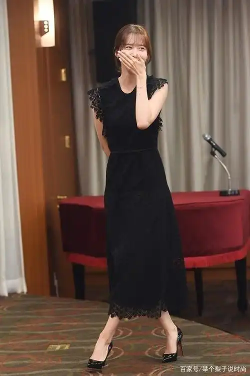 真是低估了袁咏仪的美!蕾丝裙直接开叉到腿根,修长身材凹凸有度