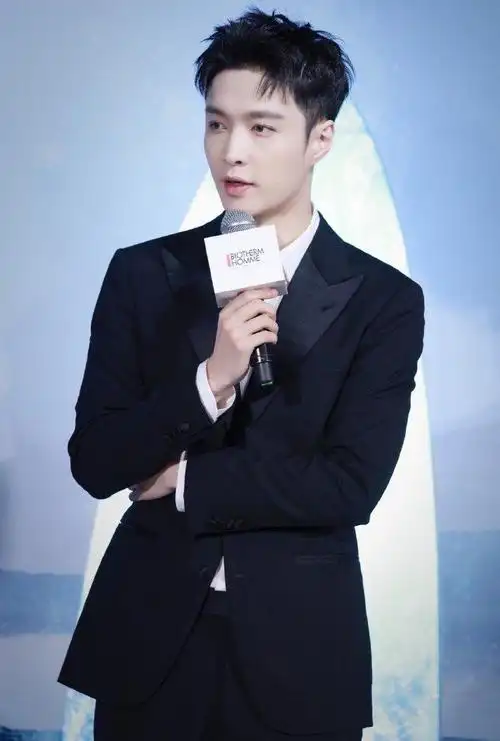 张艺兴一身经典黑色西装搭配清爽干练的短发,清爽又不失帅气