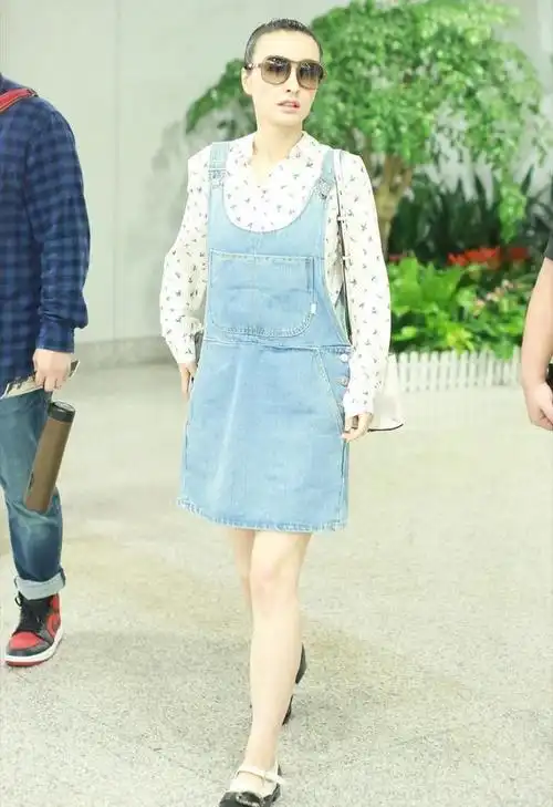 吴昕气质真不错碎花衬衫搭配背带裙温柔减龄无修图腿型太真实