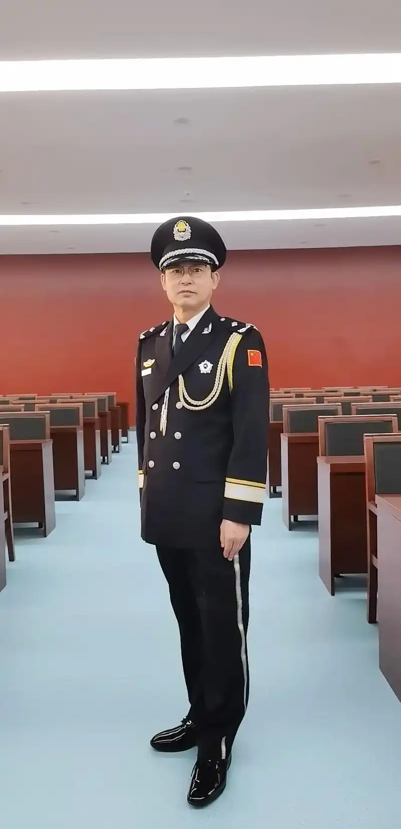 第三个警察节,穿上警礼服照个相,仿佛又回到了当兵的年代,从绿 - 抖音