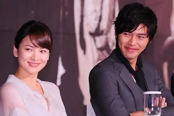 其中,他与宋慧乔的恋情持续了两年,与姜素拉则维系了一年.