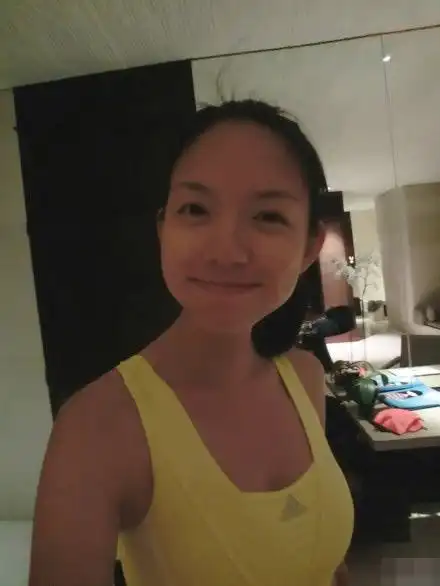 张梓琳晒全家福 "人大男神"老公首曝光(图)