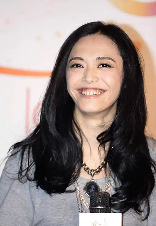 40岁姚晨大长腿亮相,素颜露脸大方任拍,皮肤白皙甜笑超可爱_事业_明星