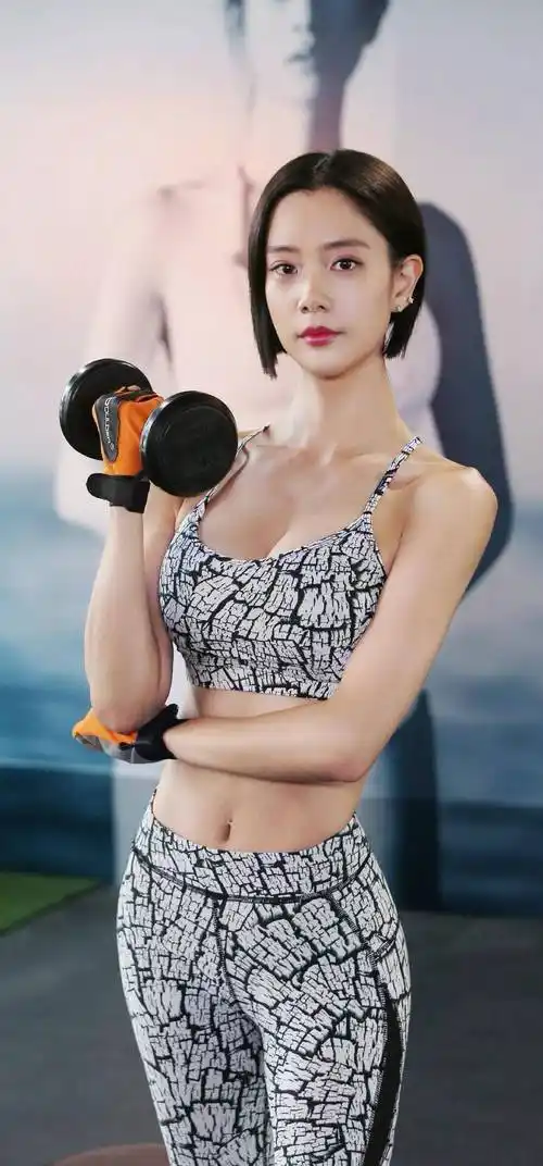 时尚女神克拉拉高清壁纸写真,千娇百媚,姿容绝代_身材