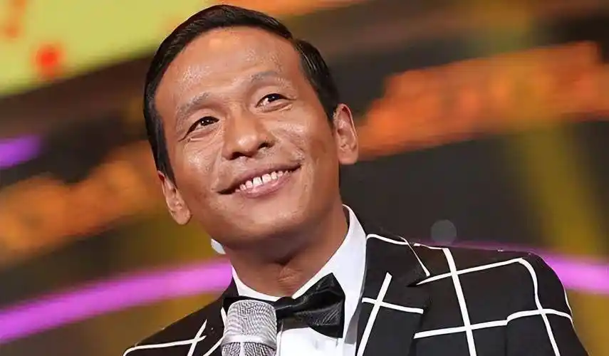 宋小宝成名后抛弃发妻,转身娶年轻粉丝,11年了,如今生活怎样了_赵本山