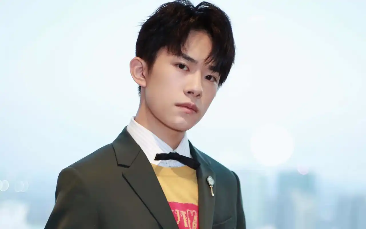 易烊千玺绿色西装帅气高清写真图片壁纸