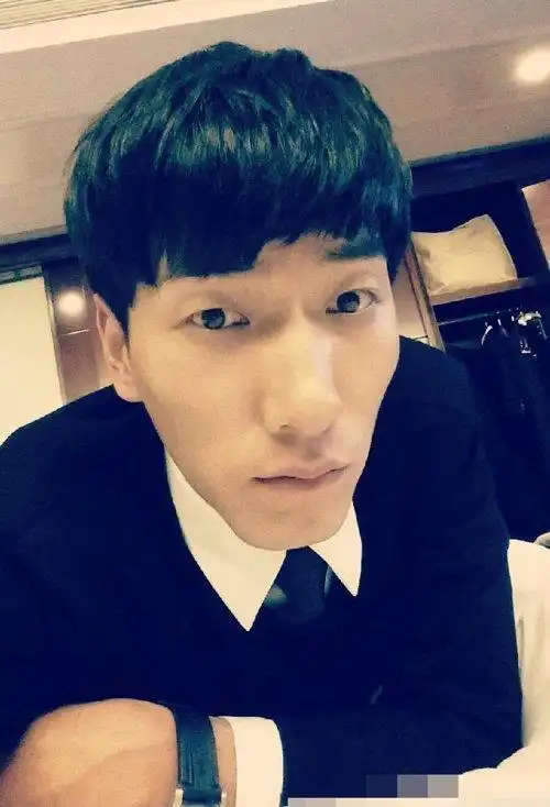 首页 男生发型 男生短发 长脸男士适合什么发型 经典呈现帅气微卷烫发