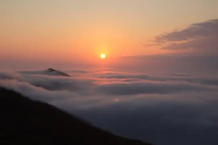 踏过美丽的高山草甸,观武功山云海,日出,日落.