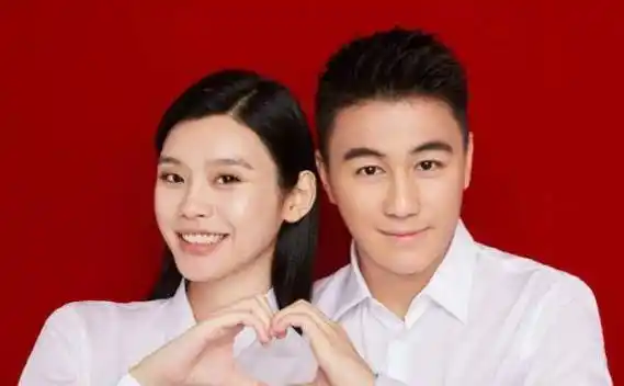 同样都是结婚证件照,大家都是红底白衬衫,他俩黑衬衫却被羡慕了