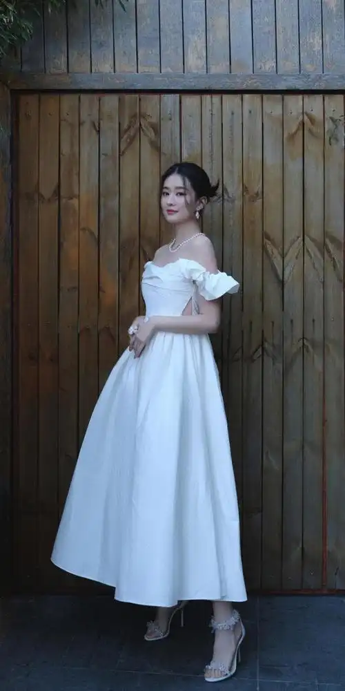 乔欣春日纸巾婚纱写真,一袭白色一字肩纱裙,是一眼沦陷的感觉