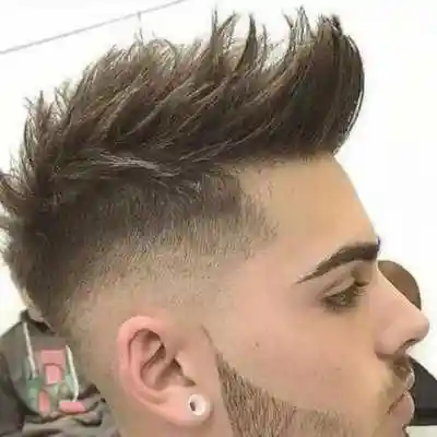 飞机头的特点就是把刘海部位留长烫发,并全部用发蜡托起来, 边上剃成