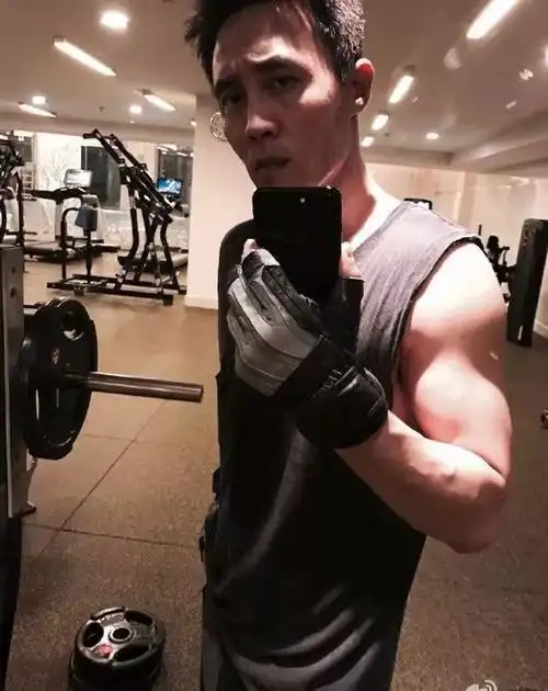 37岁杜淳健身大变样,从阳光小生到6块腹肌雅痞大叔,帅到亲妈都认不