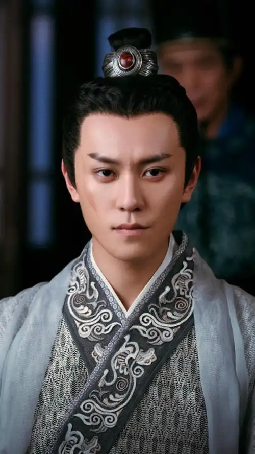 秦俊杰晒妖娆女装,网友吐槽比女朋友杨紫还要有女人味