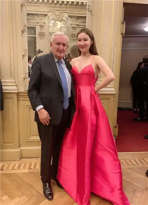 "歌剧女神"王冰冰尼斯歌剧院收获法国前总理赞美 实力比外形更精彩!