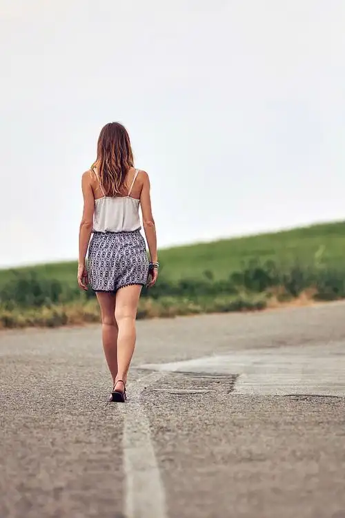 行走 人 走路 背影图片_行走 人 走路 背影高清图片素材库