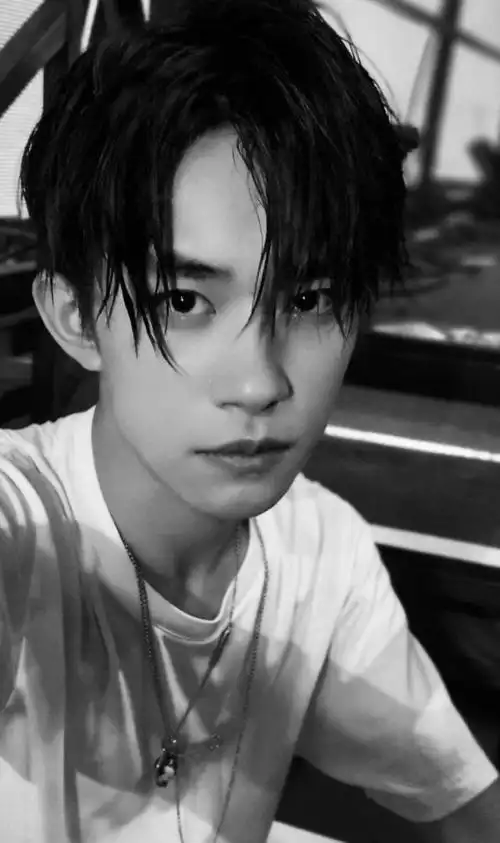 小编脑海中浮现出来的是易烊千玺的模样.