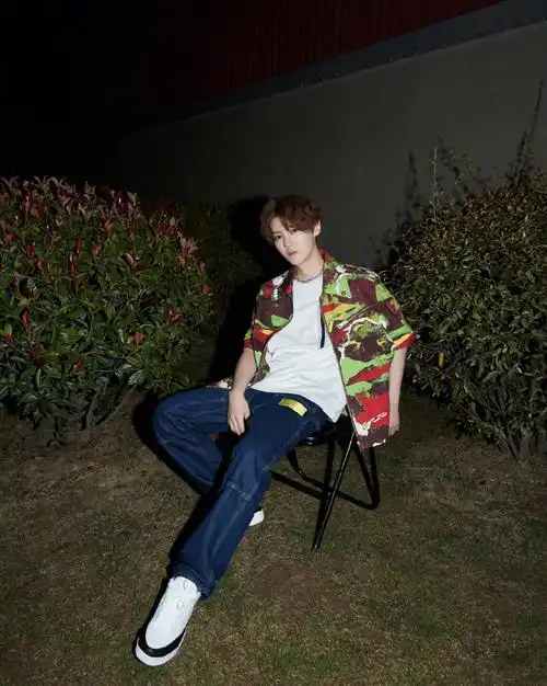 鹿晗身着撞色外套内搭白t出镜潮流街头风玩出最酷的时尚风格